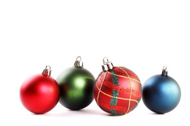 Renkli mat Noel topları ile minimalist şenlikli kompozisyon. Süslü güzel dekorasyon yılbaşı çam ağacı için. Arka plan, uzay kopyalayın, yakın çekim, görünüm ön.