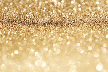 Altın ışıltı bokeh etkisi ve selectieve odak ile parlıyor. Festival arka plan parlak altın ışıklar, şampanya kabarcık ile. Noel ruh kavramı. Kopya alanı, yakın çekim, doku, üstten görünüm.