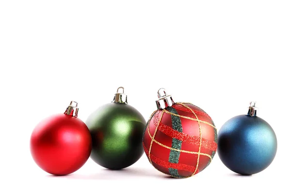 カラフルなマット クリスマス ボール祭り成分は最小限 クリスマス パイン ツリーのための豪華な美しい装飾 空間をコピー クローズ アップ フロント — ストック写真