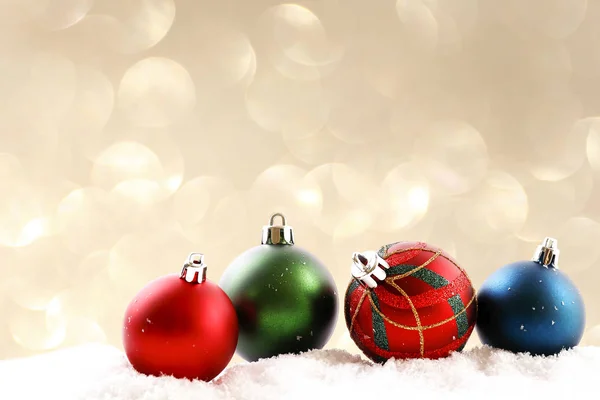 Composición Festiva Minimalista Con Coloridas Bolas Navidad Mate Elegante Hermosa —  Fotos de Stock