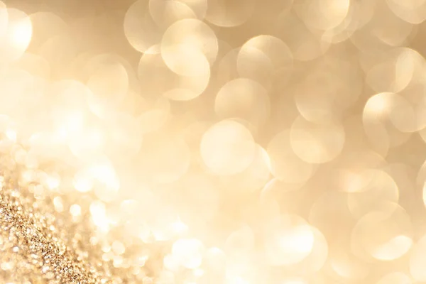 Altın ışıltı bokeh etkisi ve selectieve odak ile parlıyor. Festival arka plan parlak altın ışıklar, şampanya kabarcık ile. Noel ruh kavramı. Kopya alanı, yakın çekim, doku, üstten görünüm.