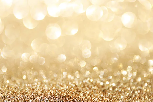 Altın ışıltı bokeh etkisi ve selectieve odak ile parlıyor. Festival arka plan parlak altın ışıklar, şampanya kabarcık ile. Noel ruh kavramı. Kopya alanı, yakın çekim, doku, üstten görünüm.