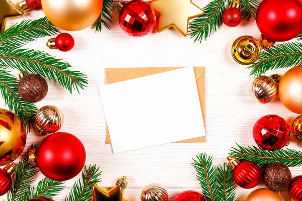 サンタの概念への手紙 お祭りフラット空募集新年お祝い クラフト紙の封筒と組成が横たわっていた クリスマスのグリーティング カード テンプレートの概念 背景には コピー スペース平面図 ロイヤリティフリーのストック画像