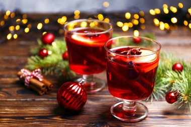 Noel kompozisyon malzemeler ve baharat Ahşap dokulu masa üzerinde mulled şarap ile. Geleneksel içki kış tatil sezonu. Uzay kopyalayın, üstten görünüm, arka plan, yakın.