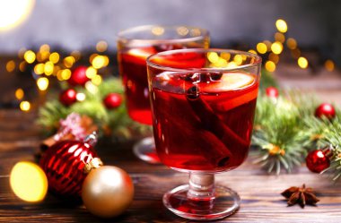 Noel kompozisyon malzemeler ve baharat Ahşap dokulu masa üzerinde mulled şarap ile. Geleneksel içki kış tatil sezonu. Uzay kopyalayın, üstten görünüm, arka plan, yakın.