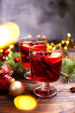 Noel kompozisyon malzemeler ve baharat Ahşap dokulu masa üzerinde mulled şarap ile. Geleneksel içki kış tatil sezonu. Uzay kopyalayın, üstten görünüm, arka plan, yakın.