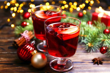 Noel kompozisyon malzemeler ve baharat Ahşap dokulu masa üzerinde mulled şarap ile. Geleneksel içki kış tatil sezonu. Uzay kopyalayın, üstten görünüm, arka plan, yakın.