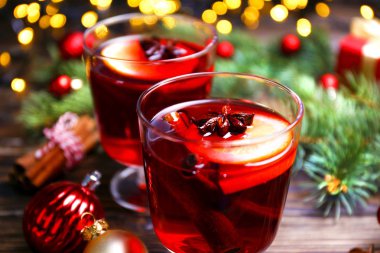 Noel kompozisyon malzemeler ve baharat Ahşap dokulu masa üzerinde mulled şarap ile. Geleneksel içki kış tatil sezonu. Uzay kopyalayın, üstten görünüm, arka plan, yakın.