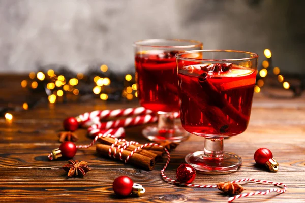 Composição Natal Com Vinho Quente Com Seus Ingredientes Especiarias Mesa — Fotografia de Stock