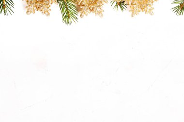 Noel ruh kavramı. Geleneksel Festival öznitelikleri ile düzen kompozisyon, yeşil dekoratif taze çam ağacı dalları. Kış tatil sezonu. Arka plan, uzay kopyalama, en iyi görünümü kapatın, yat.