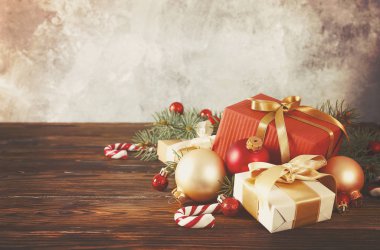 Noel ruh kavramı. Geleneksel Festival öznitelikleri, hediyeler, taze çam ağacı dalı demet ile düzen kompozisyon. Kış tatil sezonu. Arka plan, uzay kopyalama, en iyi görünümü kapatın, yat.