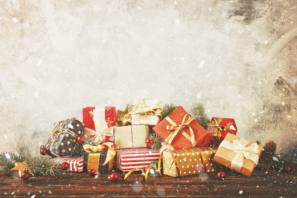 Weihnachtsstimmung Layout Komposition Mit Traditionellen Festlichen Attributen Bündel Von Geschenken — Stockfoto