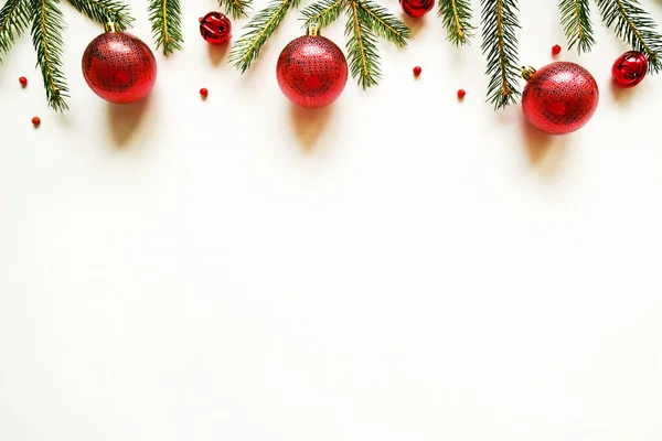 크리스마스 분위기 개념입니다 전통적인 신선한 소나무 가지와 레이아웃 공간을 클로즈업 — 스톡 사진