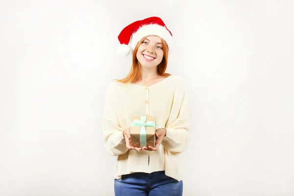 Close Retrato Bela Ruiva Jovem Vestindo Chapéu Papai Noel Camisola — Fotografia de Stock