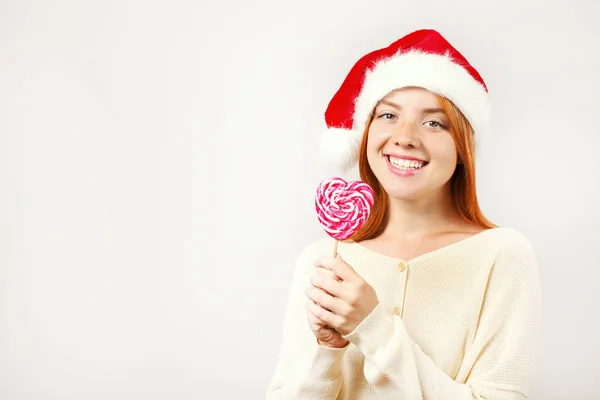 Крупним Планом Портрет Красиві Рудоволосої Молодої Жінки Носять Санта Клауса — стокове фото