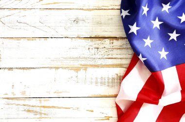 Vatansever kompozisyon w / ahşap plakalar zemin üzerine fırfır yakalı Amerikan bayrağı. Amerika Birleşik Devletleri sembolü için metin kopya spase ile yıldızlar ve çizgiler. 4 Temmuz bağımsızlık günü kavramı. Arka plan, yakın çekim