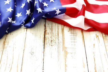 Vatansever kompozisyon w / ahşap plakalar zemin üzerine fırfır yakalı Amerikan bayrağı. Amerika Birleşik Devletleri sembolü için metin kopya spase ile yıldızlar ve çizgiler. 4 Temmuz bağımsızlık günü kavramı. Arka plan, yakın çekim