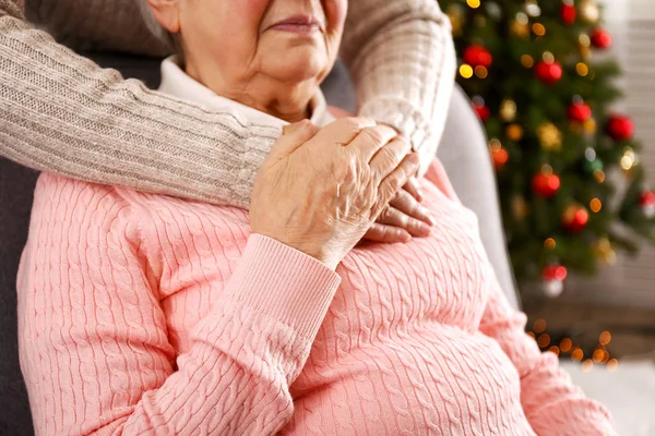 Bejaarde Vrouw Vieren Kerstmis Thuis Met Ingerichte Vakantie Naaldboom Achtergrond — Stockfoto