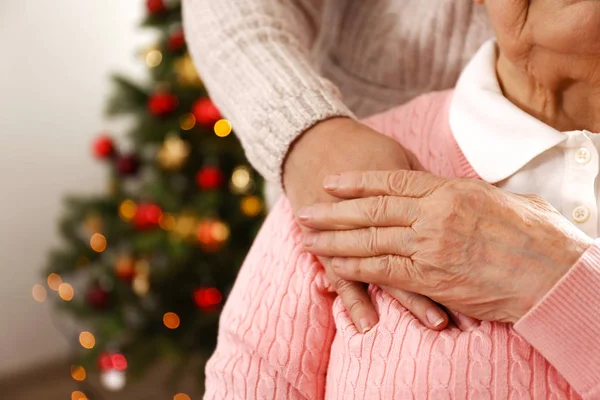 Bejaarde Vrouw Vieren Kerstmis Thuis Met Ingerichte Vakantie Naaldboom Achtergrond — Stockfoto