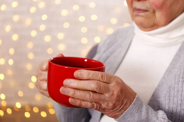 Bejaarde Vrouw Vieren Kerstmis Thuis Met Ingerichte Vakantie Naaldboom Achtergrond — Stockfoto
