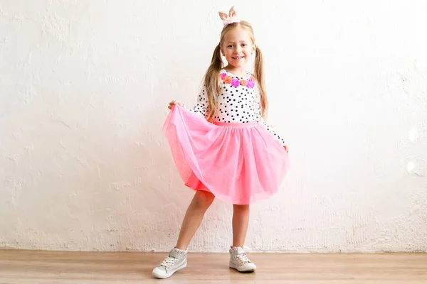 Retrato Una Linda Niña Cinco Años Con Pelo Largo Rubio — Foto de Stock