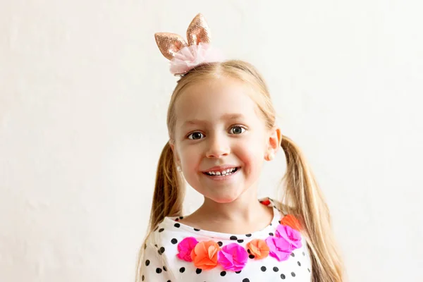 可爱的小五岁女孩的肖像与长金发戴复活节兔子耳朵的头上 五颜六色的波尔卡点衬衫和粉红色的 Tutu 白色墙背景 复制空间 — 图库照片