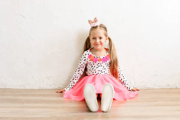 Retrato Una Linda Niña Cinco Años Con Pelo Largo Rubio — Foto de Stock