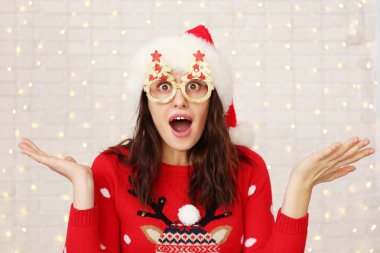 Noel Baba kürklü şapka ve maskeli balo Chritmas kutlama olay için gözlük güzel ve genç birbayan. Parti kadar at surat aptallık, çekici bir kadın. Arka plan, yakın çekim, alanı Kopyala