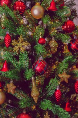 Dekor öğeleri bir sürü ile dekore edilmiş Noel ağacı görüntüsünü kapatın. Kırmızı topları, altın kar tanesi köknar dalı. , Arka plan, kırpılmış alanı Kopyala.
