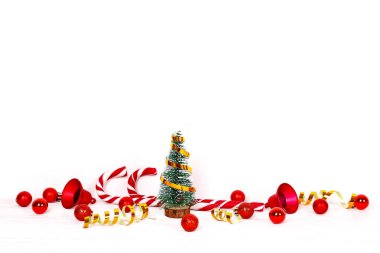 Küçük Noel ağacı, şeker kamışı ve renkli mat topları ile minimalist şenlikli kompozisyon. Süslü güzel dekorasyon yılbaşı çam ağacı için. Arka plan, uzay kopyalayın, yakın çekim, görünüm ön.