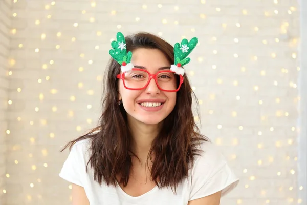 Mooie Jonge Vrouw Een Santa Claus Harige Hoed Maskerade Bril — Stockfoto