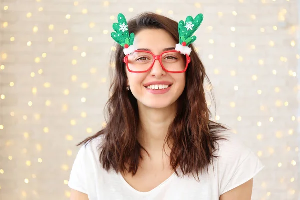 Mulher Bonita Usando Chapéu Peludo Papai Noel Óculos Máscaras Para — Fotografia de Stock