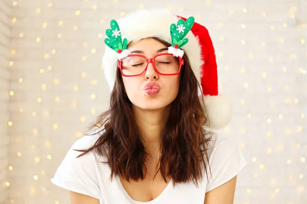 Belle Jeune Femme Portant Santa Claus Chapeau Fourrure Lunettes Mascarade — Photo