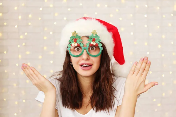 Mulher Bonita Usando Chapéu Peludo Papai Noel Óculos Máscaras Para — Fotografia de Stock