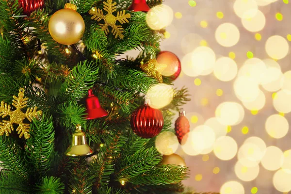 Díszített Karácsonyfa Puha Sárga Fények Bokeh Hatása Háttérrel Ünnepi Kompozíció — Stock Fotó
