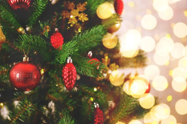 Díszített Karácsonyfa Puha Sárga Fények Bokeh Hatása Háttérrel Ünnepi Kompozíció — Stock Fotó