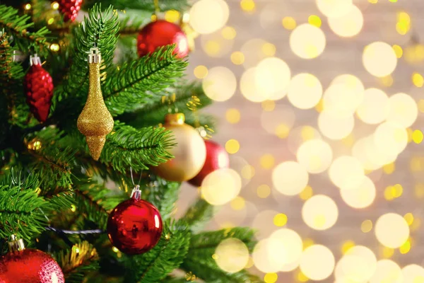 効果背景のボケ味の柔らかな黄色光のクリスマス ツリーを飾られています モミとぼやけて光っている背景には 新年の休日の装飾お祝い組成物 クローズ アップ スペースをコピー — ストック写真