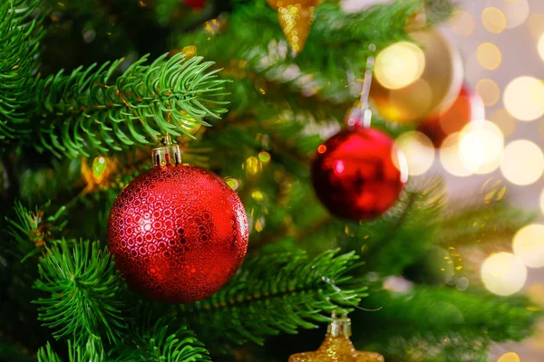 Bokeh 부드러운 불빛에 크리스마스 트리를 전나무와 모호한 반짝이 클로즈업 — 스톡 사진