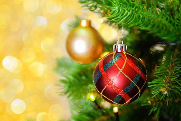 Bokeh 부드러운 불빛에 크리스마스 트리를 전나무와 모호한 반짝이 클로즈업 — 스톡 사진