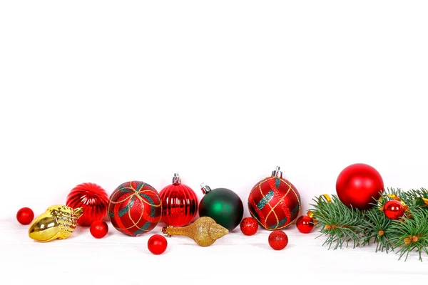 Renkli Mat Noel Topları Çam Ağacı Dalları Minimalist Şenlikli Kompozisyonu — Stok fotoğraf