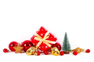 Küçük Noel ağacı ile minimalist şenlikli kompozisyon mevcut ve renkli mat top sarılmış. Süslü güzel dekorasyon yılbaşı çam ağacı için. Arka plan, uzay kopyalayın, yakın çekim, görünüm ön.