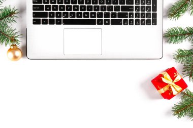 Kış tatil kavramı için gerekebilir. Beyaz dizüstü, siyah klavye ve geleneksel festival Noel dekorasyonu ile düz yatıyordu kompozisyon. Yakın çekim, kopya alanı, arka plan, üstten görünüm.