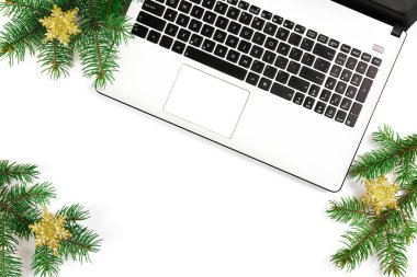Kış tatil kavramı için gerekebilir. Beyaz dizüstü, siyah klavye ve geleneksel festival Noel dekorasyonu ile düz yatıyordu kompozisyon. Yakın çekim, kopya alanı, arka plan, üstten görünüm.