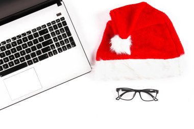 Kış tatil kavramı için gerekebilir. Beyaz dizüstü, siyah klavye ve geleneksel festival Noel dekorasyonu ile düz yatıyordu kompozisyon. Yakın çekim, kopya alanı, arka plan, üstten görünüm.