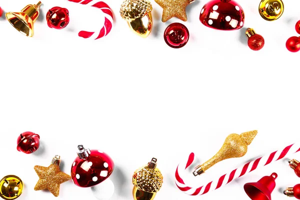 圣诞心情概念 布局组成与传统的节日属性 糖果棒 星星和其他装饰 寒假季节 复制空间 顶部视图 平面铺设 — 图库照片
