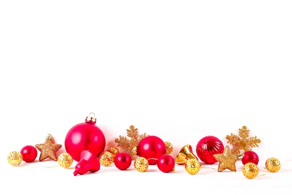 简约的节日组成与五颜六色的哑光圣诞球 花哨美丽的装饰为圣诞树 复制空间 前视图 — 图库照片