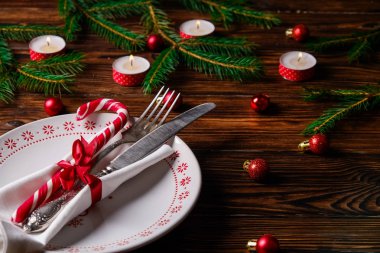 Çatal, bıçak ve şenlikli öznitelikleri ile Noel tablo ayarı kavramsal tasarım. Yeni yıl ziyafet çatal bıçak ile randevu seçenekleri sunan. Arka plan, üstten görünüm, düz yatıyordu kapatın, alanı Kopyala.