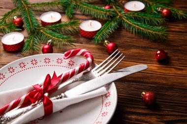 Çatal, bıçak ve şenlikli öznitelikleri ile Noel tablo ayarı kavramsal tasarım. Yeni yıl ziyafet çatal bıçak ile randevu seçenekleri sunan. Arka plan, üstten görünüm, düz yatıyordu kapatın, alanı Kopyala.