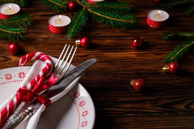 Çatal, bıçak ve şenlikli öznitelikleri ile Noel tablo ayarı kavramsal tasarım. Yeni yıl ziyafet çatal bıçak ile randevu seçenekleri sunan. Arka plan, üstten görünüm, düz yatıyordu kapatın, alanı Kopyala.