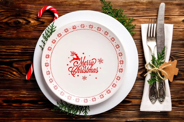 Çatal, bıçak ve şenlikli öznitelikleri ile Noel tablo ayarı kavramsal tasarım. Yeni yıl ziyafet çatal bıçak ile randevu seçenekleri sunan. Arka plan, üstten görünüm, düz yatıyordu kapatın, alanı Kopyala.